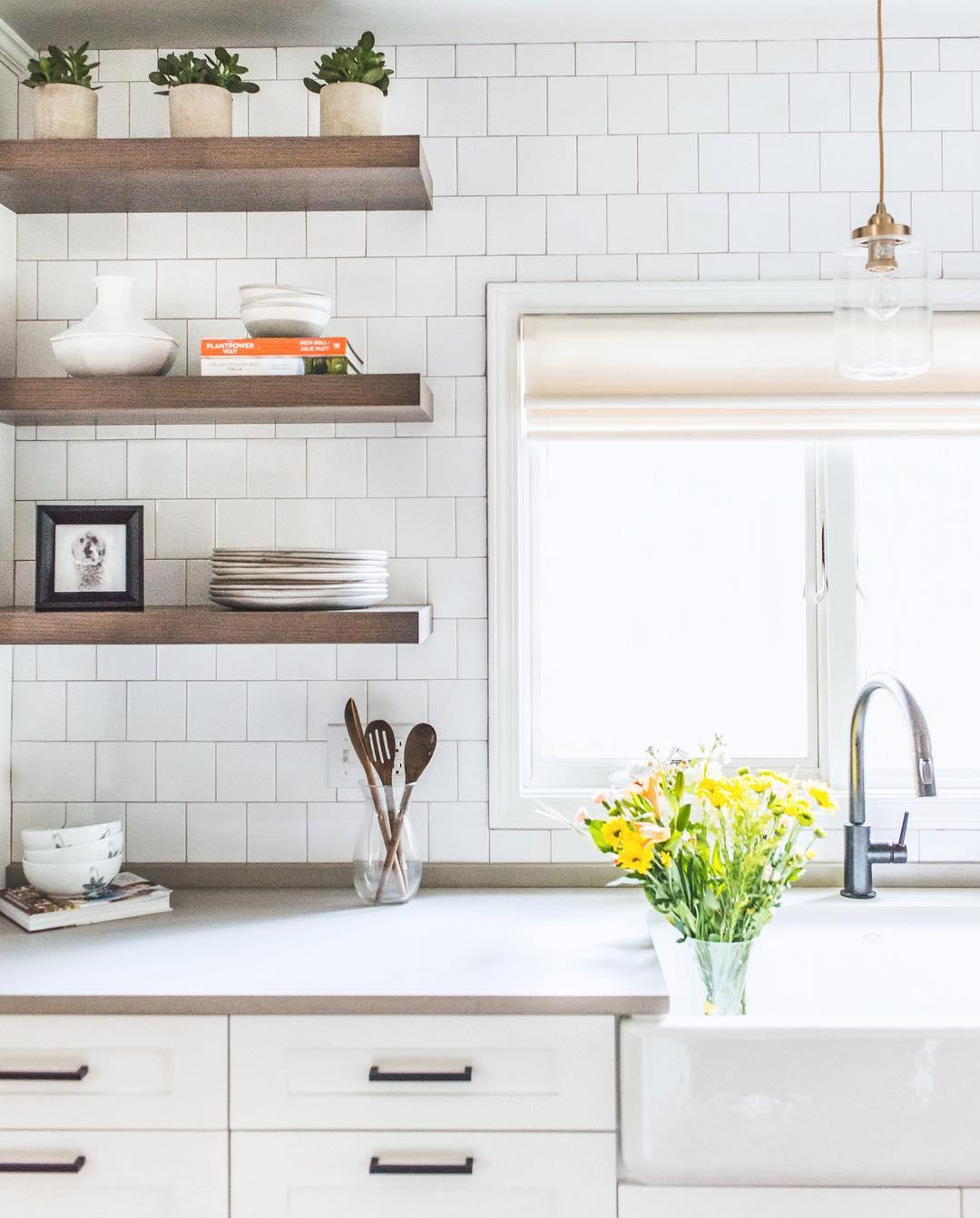 Kitchen unit with white stone tiles