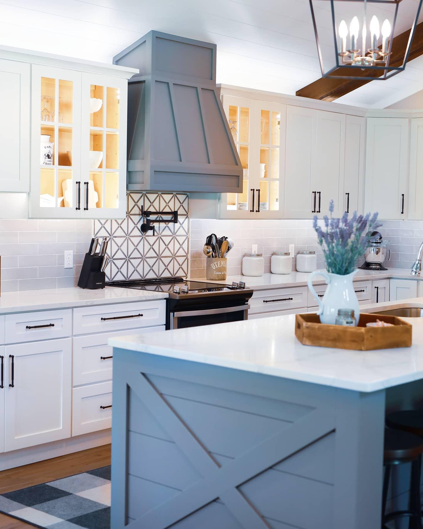 Kitchen unit with white and blue laminate cabinets